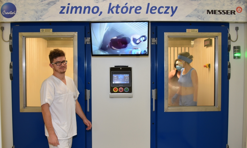 Kriokomora, obsługujący ją mężczyzna, w środku dwie pacjentki