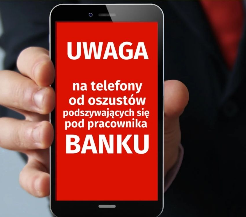 Telefon z napisem na ekranie: Uwaga na telefony od oszustów podszywających się pod pracownika banku