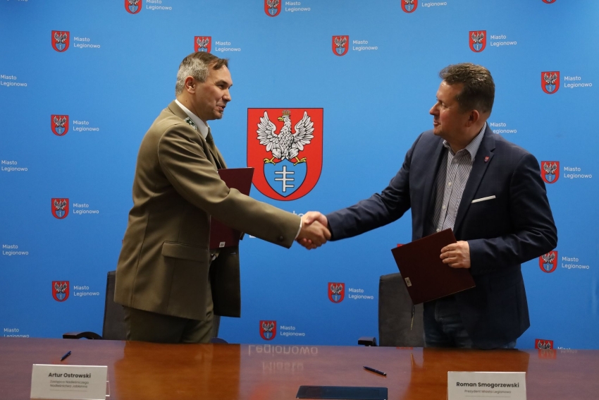 Dwóch mężczyzn podających sobie ręce