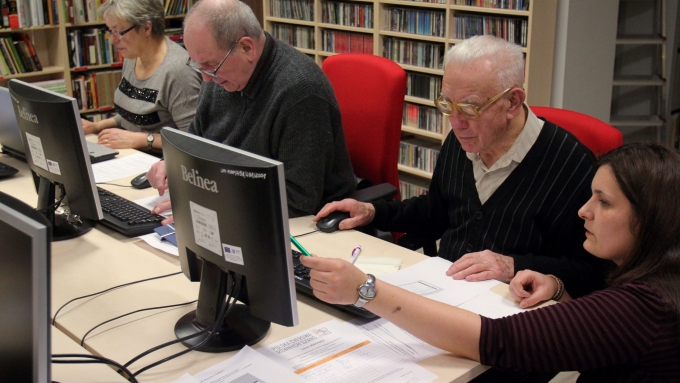 Seniorzy w trakcie zajęć komputerowych/fot. PAP/Tomasz Waszczuk