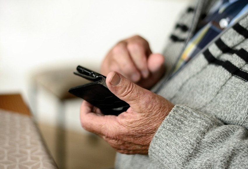 Telefon w rękach seniora