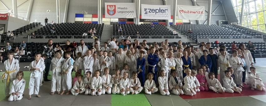 Grupa uczestników turnieju pozuje do zdjęcia