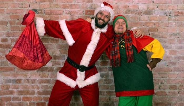 dwie usmiechnięte osoby, jedna w stroja św. Mikołaja