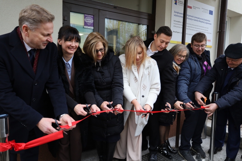 przecięcie czerwonej wstęgi jako symbol otwarcia centrum