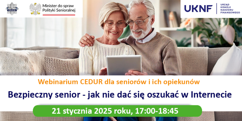 seniorzy: kobieta oraz mężczyzna siedzą na kanapie i przytuleni patrzą na tablet