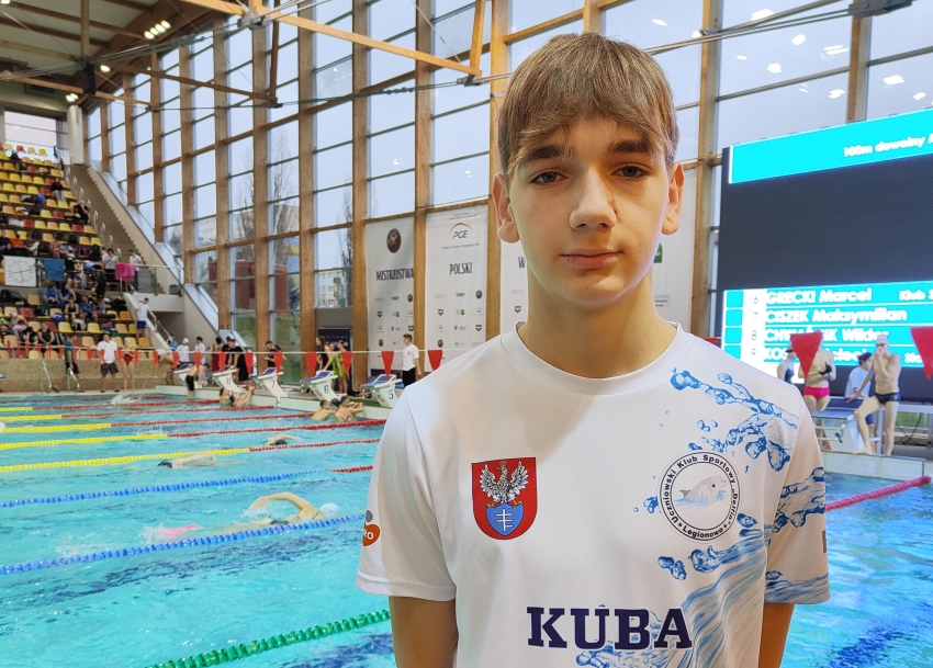 Jakub Rapacki na tle basenu