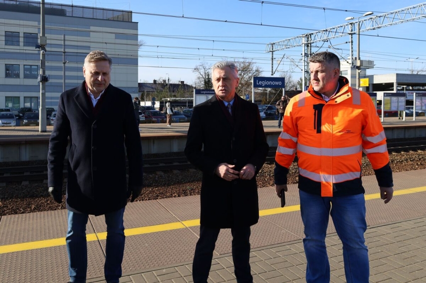 prezydent B. Kiełbasiński, zastępca M. Grabowski oraz dyrektorem Zakładu Linii Kolejowych PKP PLK S.A. w Warszawie Zygmunt Mikołajewski na peronie w Legionowie