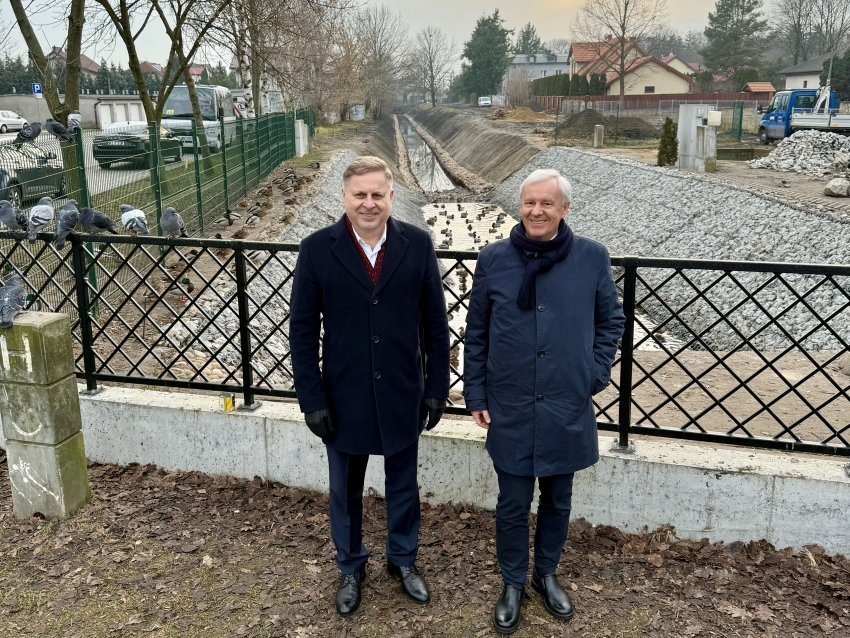 Bogdan Kiełbasiński oraz Grzegorz Gruczek na tle remontowanego zbiornika retencyjnego