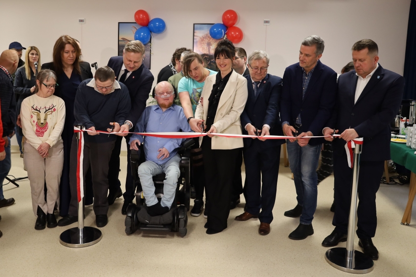 przecięcie wstęgi przez zaproszonych gości podczas otwarcia placówki
