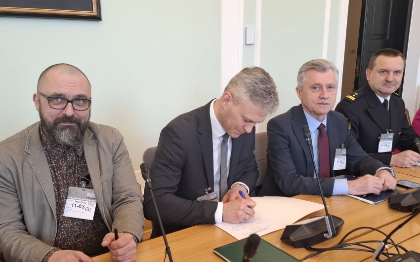 Zastępca prezydenta zkomendantem straży miejskiej na spotkaniu w sejmie