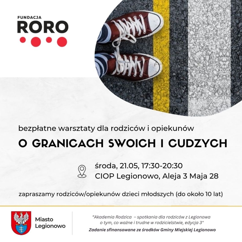 biały plakat z tenisówkami na zdjęciu