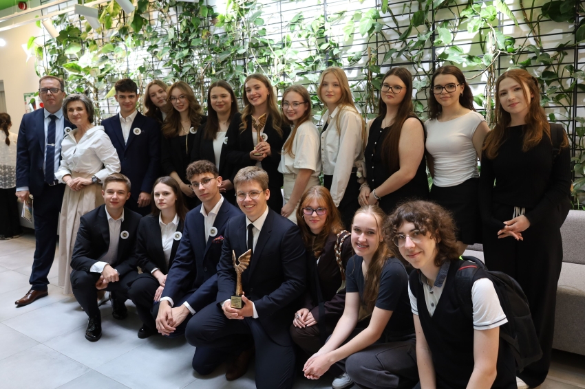 grupa młodzieży - laureatów konkursu