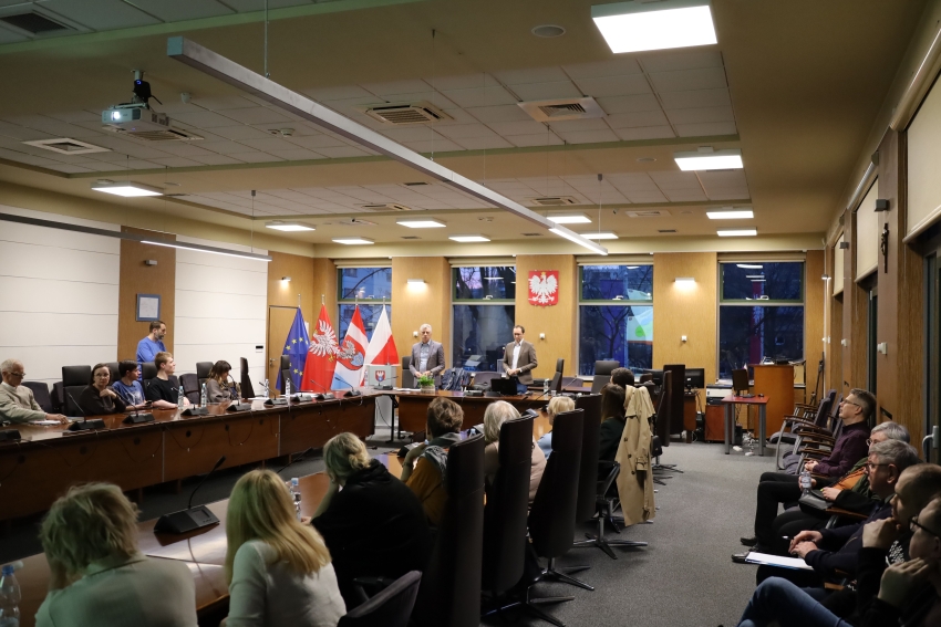 mieszkańcy zgromadzeni w sali konferencyjnej