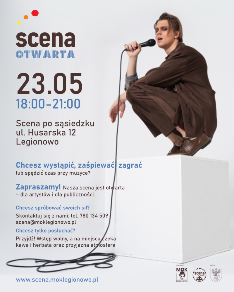 plakat jasno szary po lewej stronie opis wydarzenia po prawej stronie mężczyzna na podeście z mikrofonem