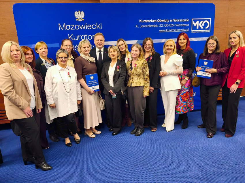 grupa ludzi pozuje do zdjęcia