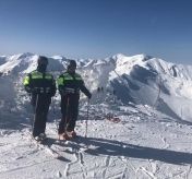 Dwóch mężczyzn na nartach, w tle góry