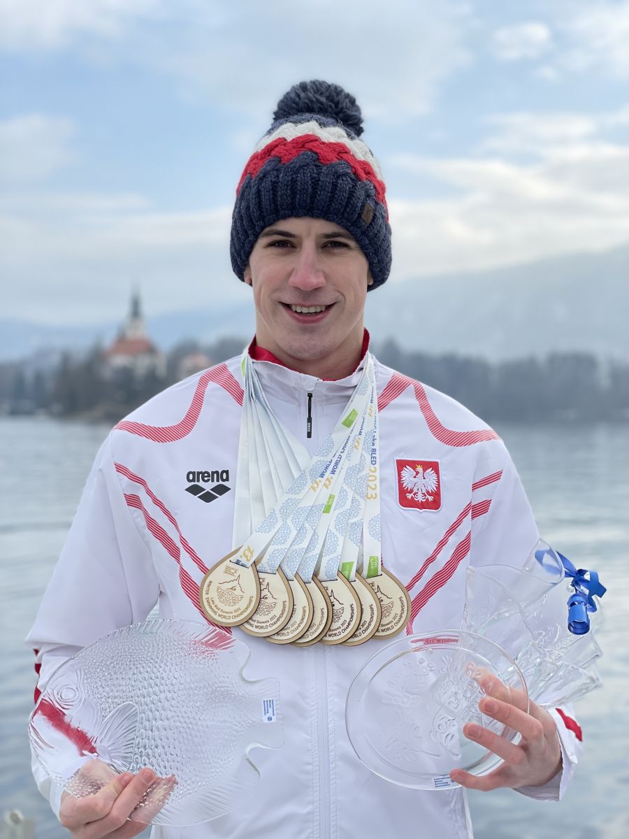 Michał Perl z medalami na szyi
