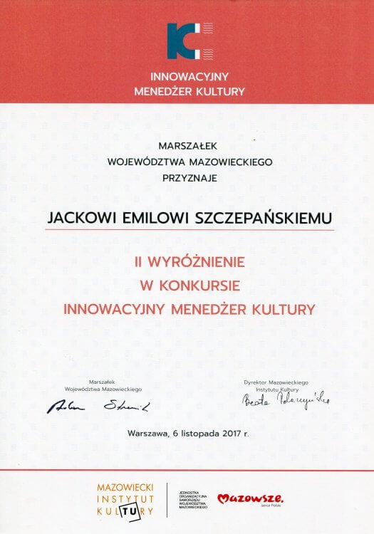Dyplom przekazany dyrektorowi muzeum