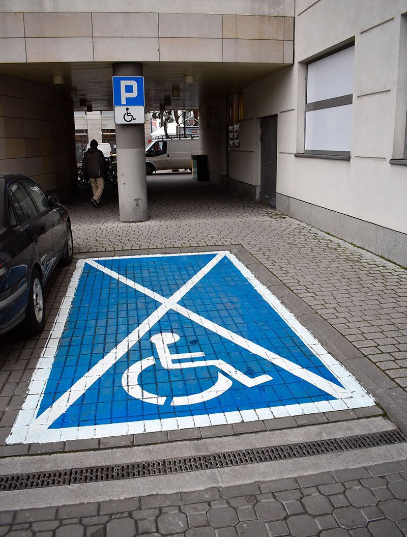 Oznakowane miejsce postojowe dla osób niepełnosprawnych przy ratuszu